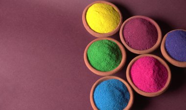 Diwali Festivali renkli arka planda kaselerde renkli rangoli gösteriyor