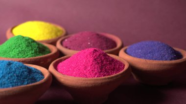 Diwali Festivali renkli arka planda kaselerde renkli rangoli gösteriyor