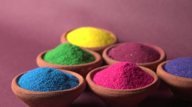 Diwali Festivali renkli arka planda kaselerde renkli rangoli gösteriyor