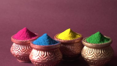 Diwali Festivali renkli arka planda kaselerde renkli rangoli gösteriyor