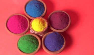 Diwali Festivali renkli arka planda kaselerde renkli rangoli gösteriyor