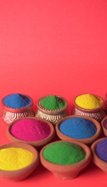 Diwali Festivali renkli arka planda kaselerde renkli rangoli gösteriyor