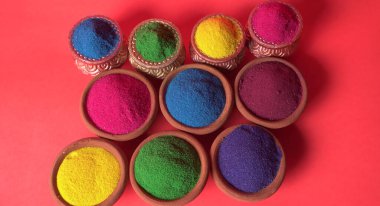 Diwali Festivali renkli arka planda kaselerde renkli rangoli gösteriyor