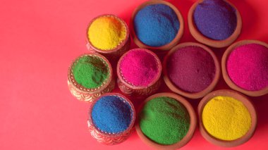 Diwali Festivali renkli arka planda kaselerde renkli rangoli gösteriyor