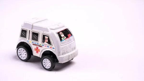 Pune Índia Abril 2020 Fecho Carro Ambulância Brinquedo Fundo Branco — Fotografia de Stock