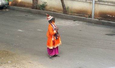 JAIPUR, RAJASTHAN, INDIA - 11 AĞUSTOS, 2019: Geleneksel elbise içinde yolda yürüyen kimliği belirsiz Hintli yaşlı adam.