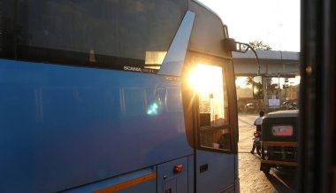 PUNE, Hindistan - 19 HAZİRAN 2020: Güzel bir altın gün batımı sırasında işlek sokaklarda günlük trafik ve şehir hayatı.