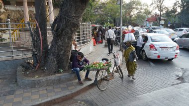 PUNE, Hindistan - 19 HAZİRAN 2020: Güzel bir altın gün batımı sırasında işlek sokaklarda günlük trafik ve şehir hayatı.