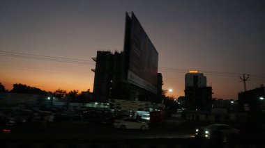 Pune, Hindistan - 19 Ocak 2020: Pune Hindistan 'da trafik ile gece manzarası.