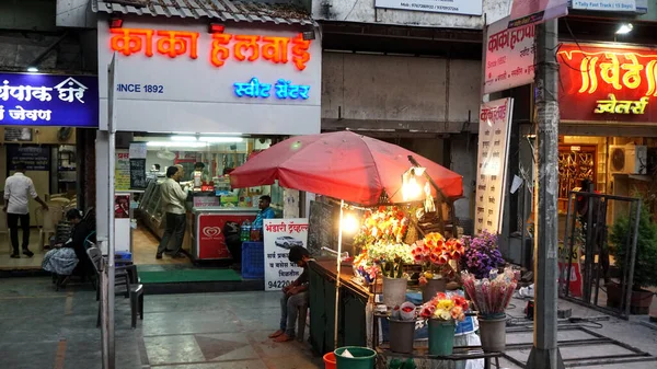 インド 10月2021 インドの花のベンダーは 昼間に街路花市場で彼らのアイテムを提供しています — ストック写真