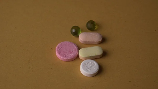 Stapel Van Kleurrijke Pillen Een Heldere Achtergrond Geneeskunde Concept — Stockfoto