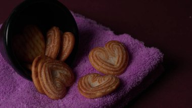 Kalp şeklinde tatlı bisküviler