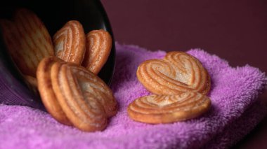 Kalp şeklinde tatlı bisküviler