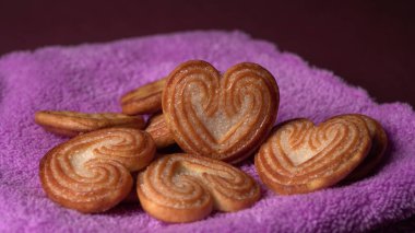Kalp şeklinde tatlı bisküviler