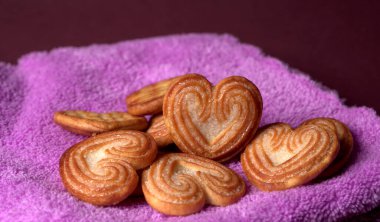 Kalp şeklinde tatlı bisküviler