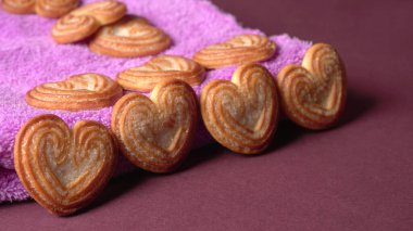 Kalp şeklinde tatlı bisküviler