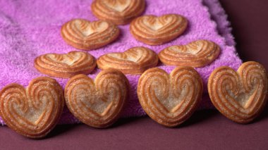 Kalp şeklinde tatlı bisküviler