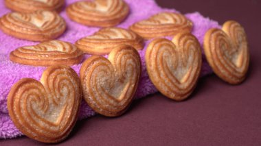 Kalp şeklinde tatlı bisküviler