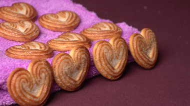 Kalp şeklinde tatlı bisküviler