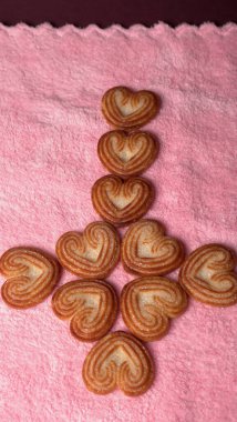 Kalp şeklinde tatlı bisküviler