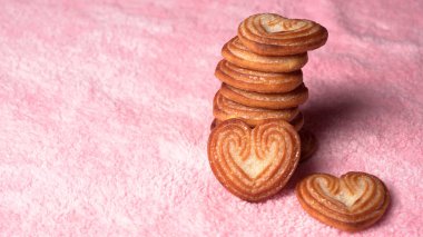 Kalp şeklinde tatlı bisküviler
