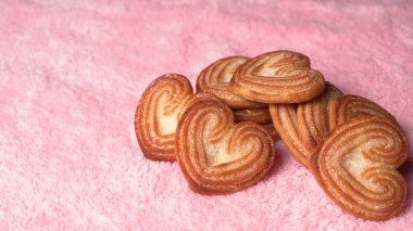 Kalp şeklinde tatlı bisküviler