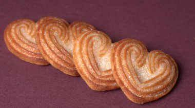 Kalp şeklinde tatlı bisküviler