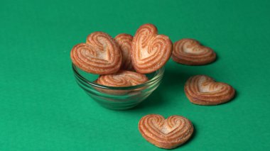 Kalp şeklinde tatlı bisküviler