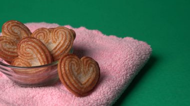 Kalp şeklinde tatlı bisküviler