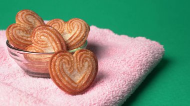 Kalp şeklinde tatlı bisküviler