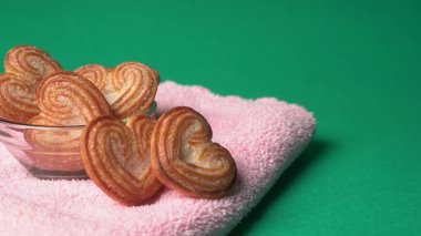Kalp şeklinde tatlı bisküviler