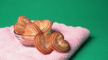 Kalp şeklinde tatlı bisküviler