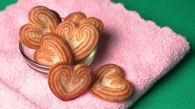 Kalp şeklinde tatlı bisküviler