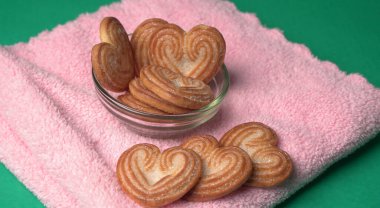 Kalp şeklinde tatlı bisküviler