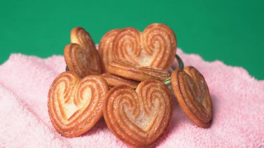 Kalp şeklinde tatlı bisküviler