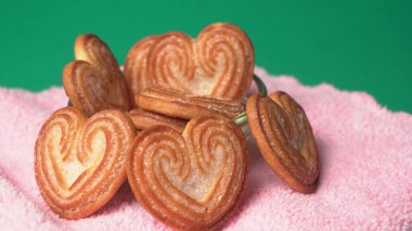 Kalp şeklinde tatlı bisküviler