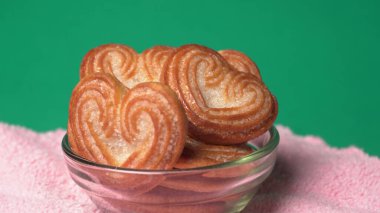 Kalp şeklinde tatlı bisküviler