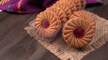 Tatlı reçelli bisküvilerin en üst görüntüsü. Sandviç bisküvileri veya kremalı bisküviler.