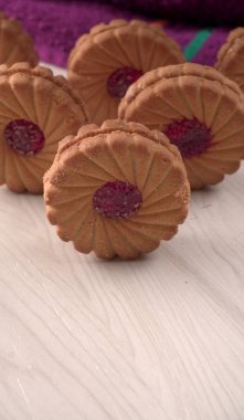 Tatlı reçelli bisküvilerin en üst görüntüsü. Sandviç bisküvileri veya kremalı bisküviler.