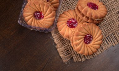 Tatlı reçelli bisküvilerin en üst görüntüsü. Sandviç bisküvileri veya kremalı bisküviler.