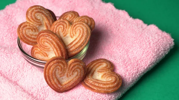 Kalp şeklinde tatlı bisküviler