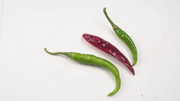 Chiles Rojos Verdes Aislados Sobre Fondo Blanco — Foto de Stock