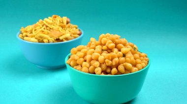 Hint aperatifleri, Chivda adı verilen geleneksel Hint usulü kızarmış tuzlu yemek veya gram undan yapılmış farsan ve tuzlu, biberli, pulslu, baharatlı ve yeşil bezelyeli kavrulmuş fındıklar.