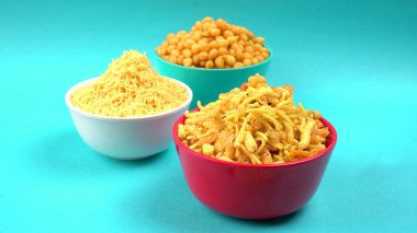 Hint aperatifleri, Chivda adı verilen geleneksel Hint usulü kızarmış tuzlu yemek veya gram undan yapılmış farsan ve tuzlu, biberli, pulslu, baharatlı ve yeşil bezelyeli kavrulmuş fındıklar.