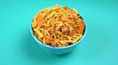 Hint aperatifleri, Chivda adı verilen geleneksel Hint usulü kızarmış tuzlu yemek veya gram undan yapılmış farsan ve tuzlu, biberli, pulslu, baharatlı ve yeşil bezelyeli kavrulmuş fındıklar.