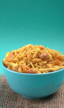 Hint aperatifleri, Chivda adı verilen geleneksel Hint usulü kızarmış tuzlu yemek veya gram undan yapılmış farsan ve tuzlu, biberli, pulslu, baharatlı ve yeşil bezelyeli kavrulmuş fındıklar.