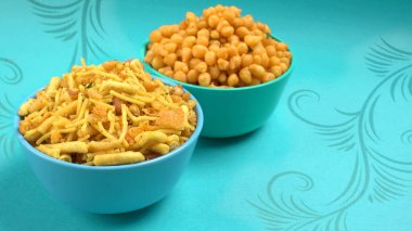 Hint aperatifleri, Chivda adı verilen geleneksel Hint usulü kızarmış tuzlu yemek veya gram undan yapılmış farsan ve tuzlu, biberli, pulslu, baharatlı ve yeşil bezelyeli kavrulmuş fındıklar.