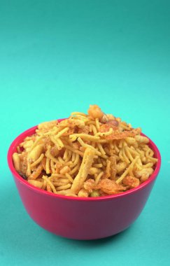 Hint aperatifleri, Chivda adı verilen geleneksel Hint usulü kızarmış tuzlu yemek veya gram undan yapılmış farsan ve tuzlu, biberli, pulslu, baharatlı ve yeşil bezelyeli kavrulmuş fındıklar.