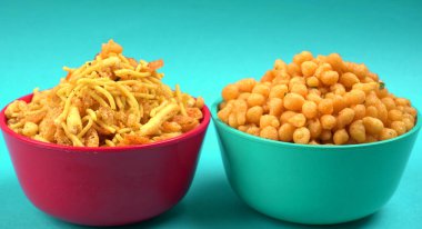 Hint aperatifleri, Chivda adı verilen geleneksel Hint usulü kızarmış tuzlu yemek veya gram undan yapılmış farsan ve tuzlu, biberli, pulslu, baharatlı ve yeşil bezelyeli kavrulmuş fındıklar.