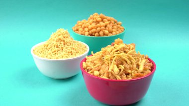 Hint aperatifleri, Chivda adı verilen geleneksel Hint usulü kızarmış tuzlu yemek veya gram undan yapılmış farsan ve tuzlu, biberli, pulslu, baharatlı ve yeşil bezelyeli kavrulmuş fındıklar.